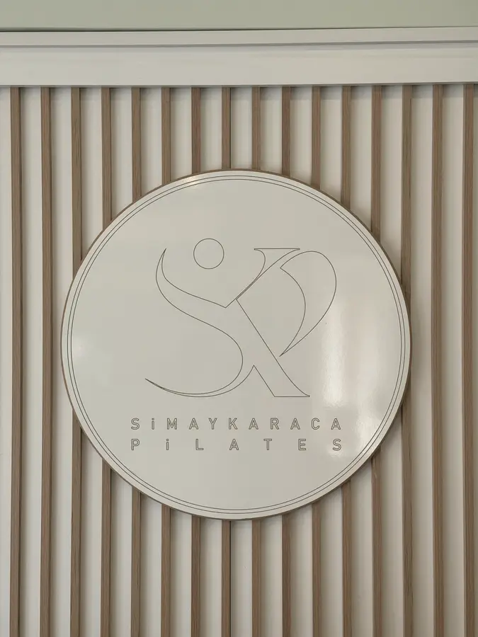 Ahşap çıtalı duvarda stüdyo logosu